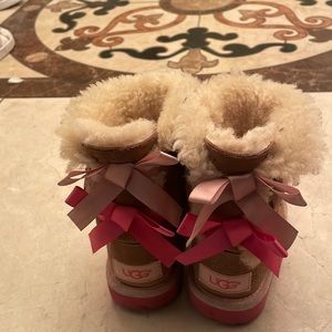 Toddler pink bow uggs chestnut color size 8
